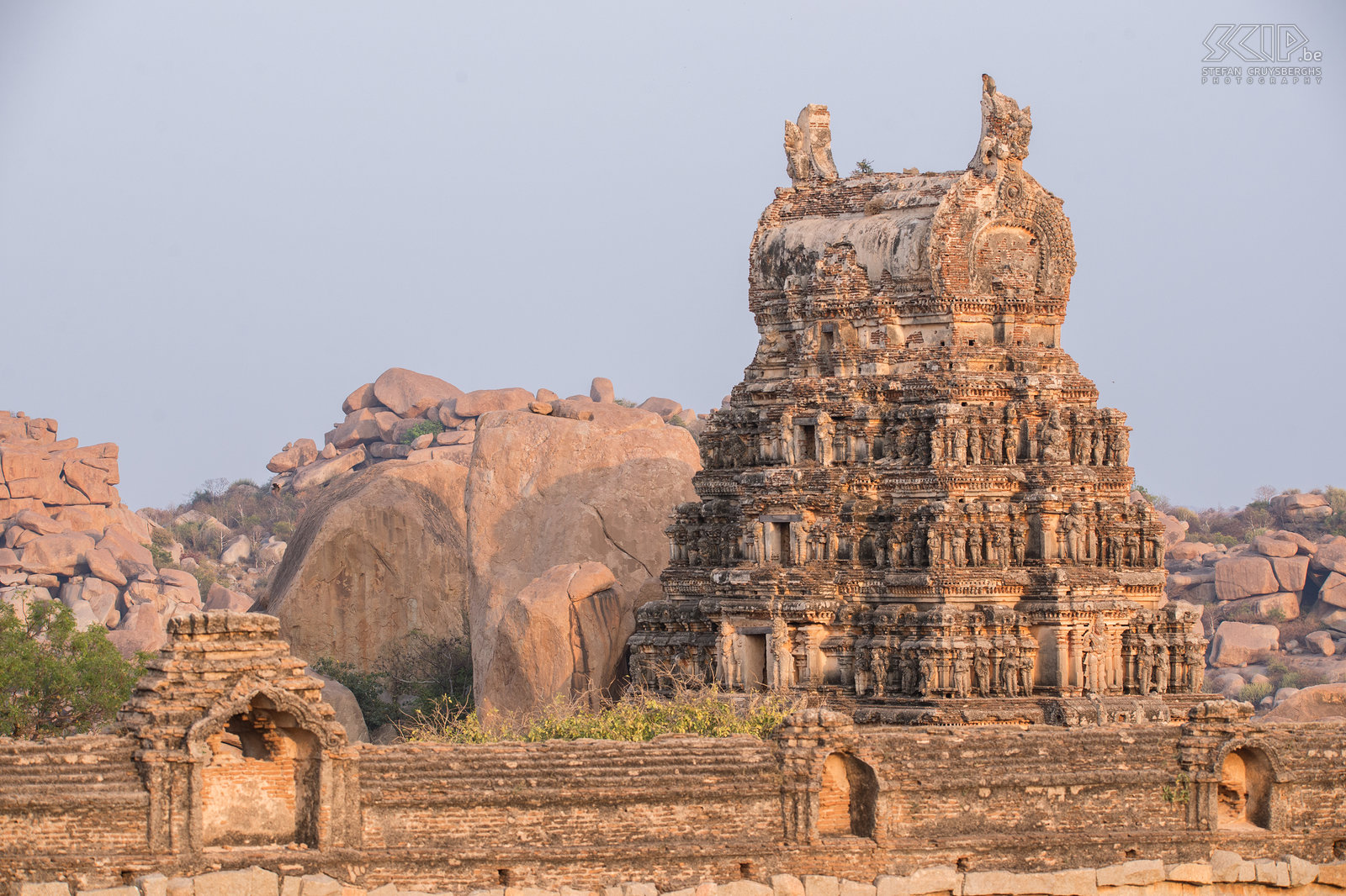 Hampi - Malyavanta tempel Op de top van de Malyavanta heuvel is er een tempel gewijd aan koning Rama, een van de reïncarnaties van de Hindoe god Vishnu. Stefan Cruysberghs